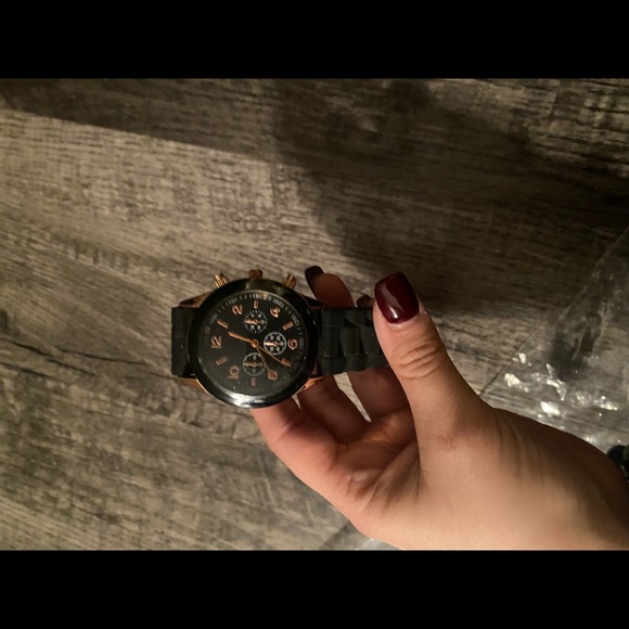 Watch🌻 - Picture 3 of 3